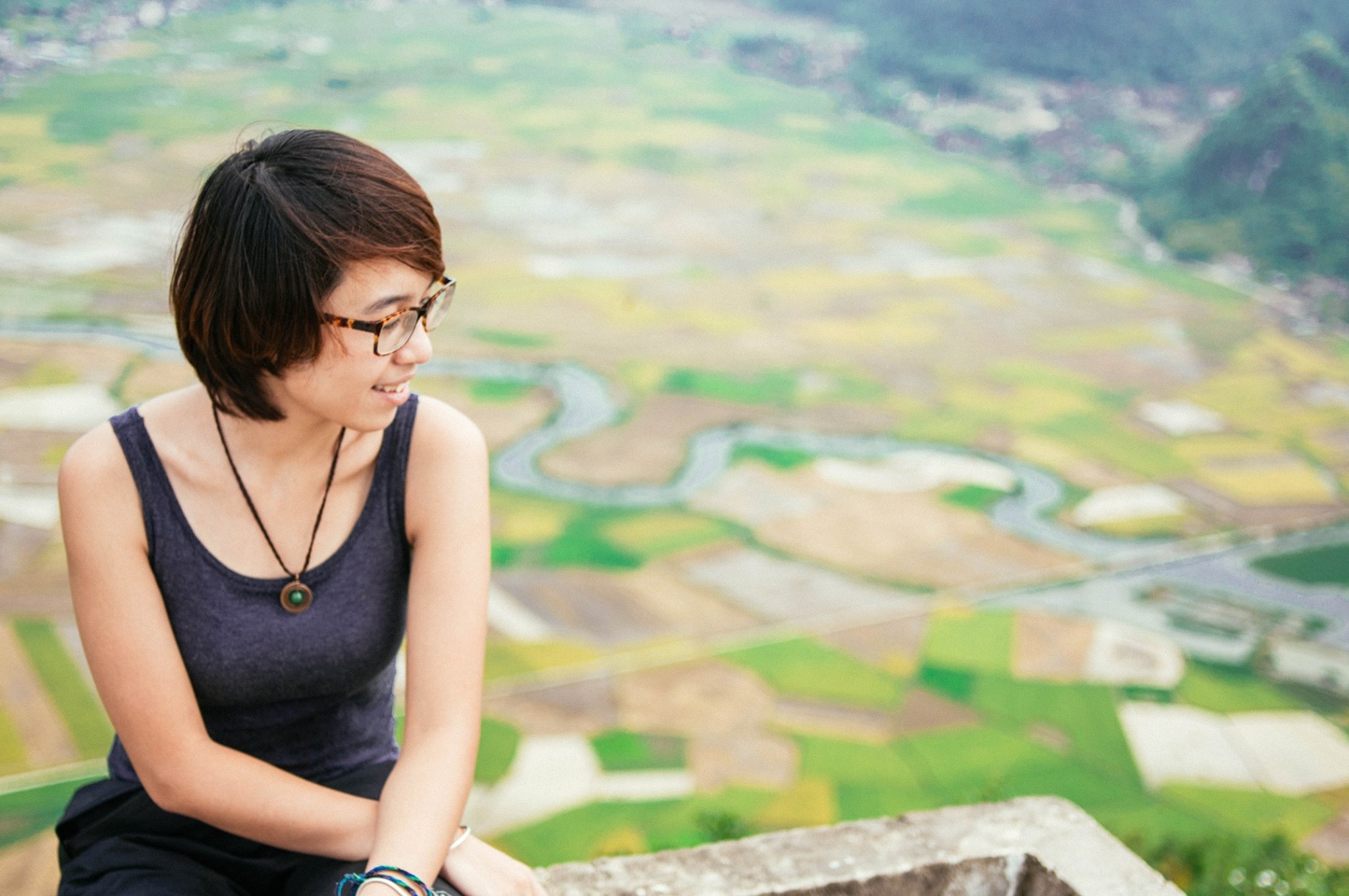 trek lên đỉnh Na Lày mất gần 1h30 đi lên và 40' đi xuống, đường dễ đi thôi nhưng các bạn nhớ mặc đồ trek/thể thao và nước uống nhé ^^